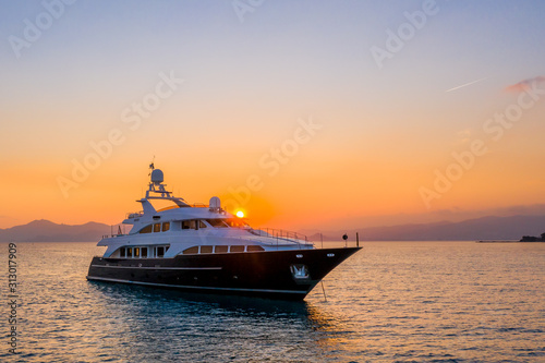 Beautiful shot of a yacht sailing on the sea at sunset © SPIX PRODUCTION