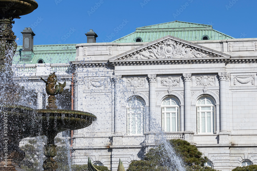 迎賓館赤坂離宮 主庭側から噴水越しに本館を見る Stock Photo Adobe Stock