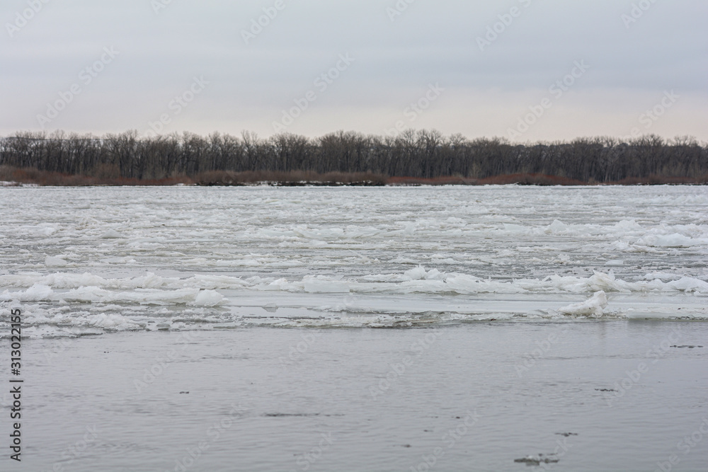Winter ice breakup along the Missouri River