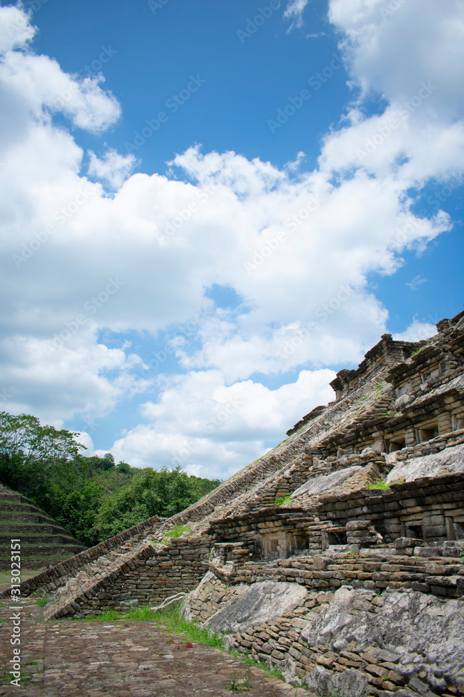 El Tajín es una zona arqueológica (300-1200) precolombina de origen olmeca se encuentra cerca de la ciudad de Papantla, Veracruz, México. Capital del imperio Totonaca