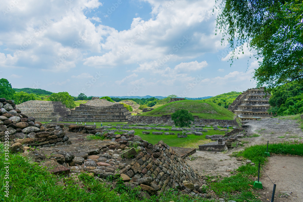 Panorámica de la Zona Arqueológica del Tajín (300-1200) precolombina de origen olmeca se encuentra cerca de la ciudad de Papantla, Veracruz, México. Capital del imperio Totonaca