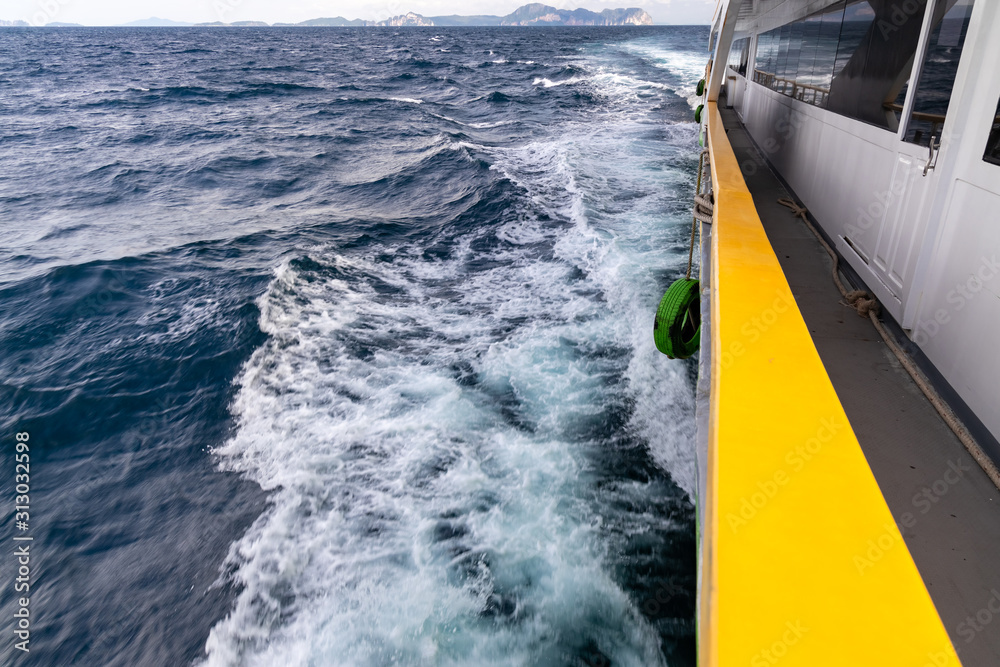 Obraz premium Waves from a boat sailing in andaman sea off the coast of Thailand in Krabi Town