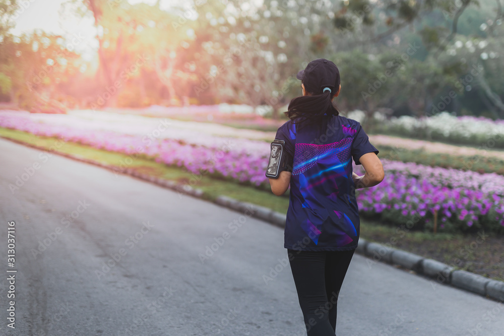 Obraz premium Woman exercise jogging in the park in the morning.