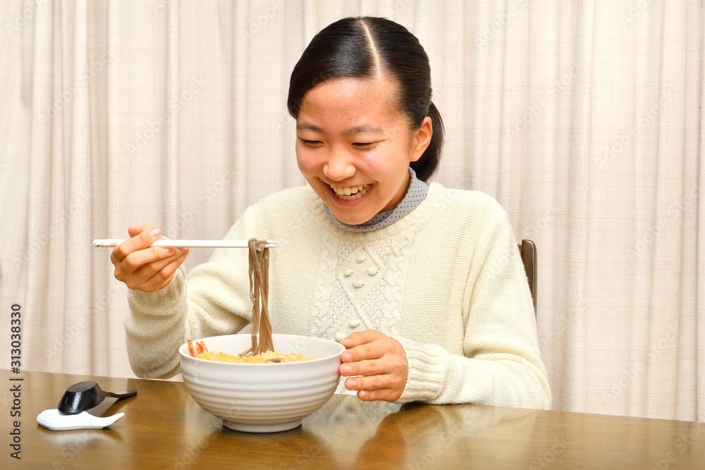 年越しそばを食べる女の子(大晦日) 年越しそばを食べる女の子(大晦日)