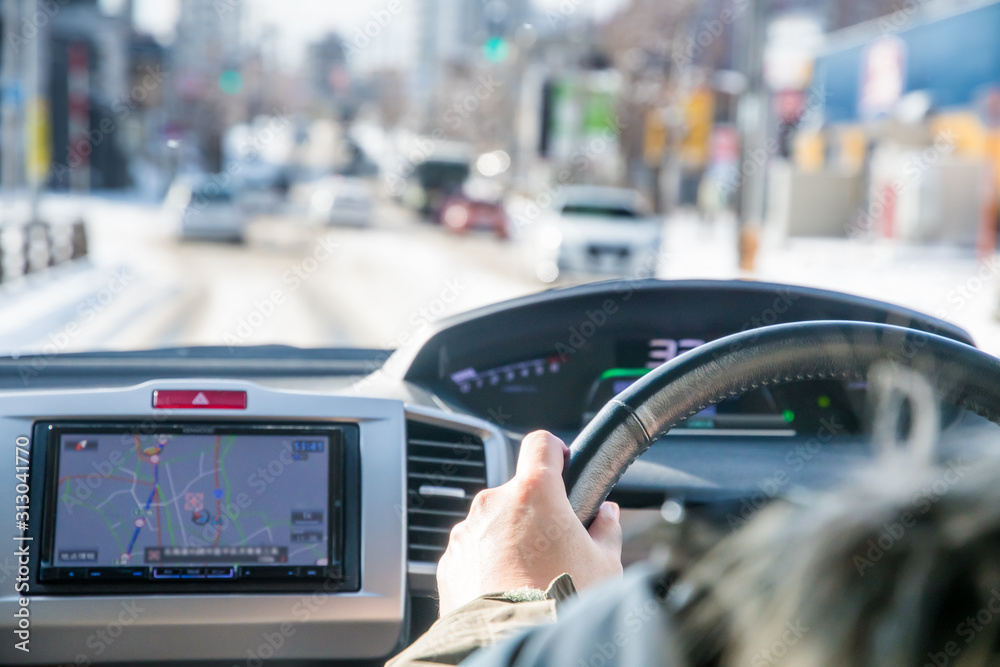冬道を運転するドライバー / 北海道札幌市の市街地 冬道を運転するドライバー / 北海道札幌市の市街地
