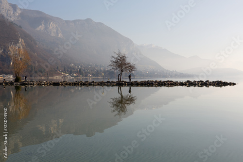 Reflets sur lac d'Annecy