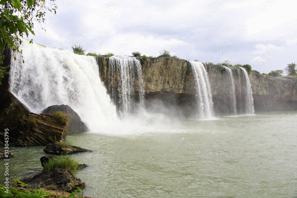 Fototapeta premium バンメトートの観光スポット:Đray Sáp Waterfall