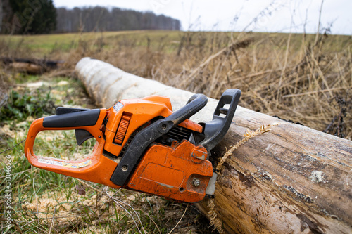 Wallpaper Mural Kettensäge Feuerholz schneiden Torontodigital.ca