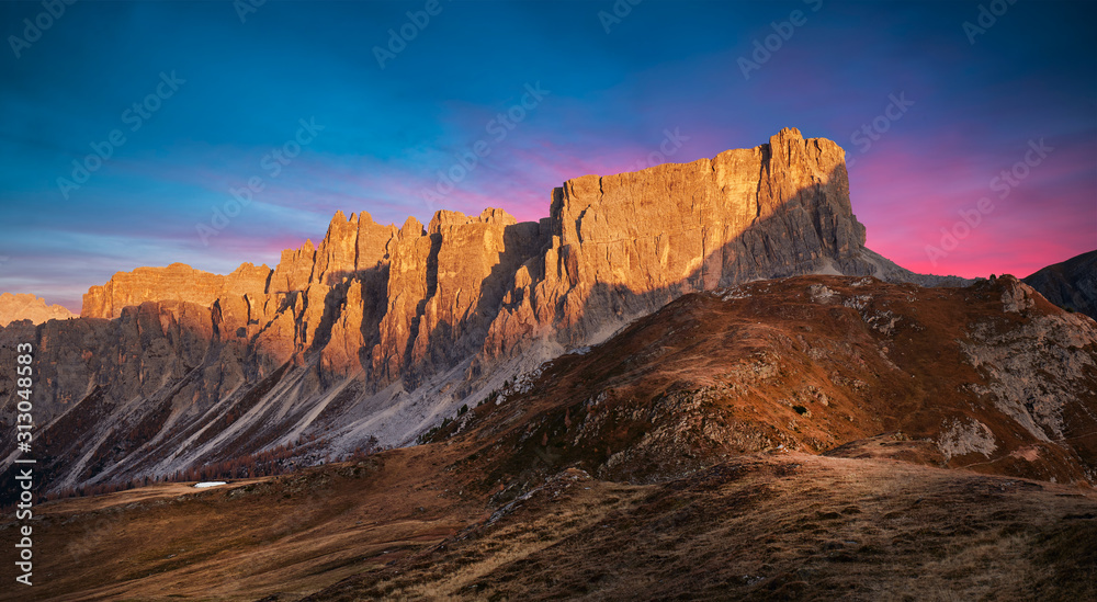 Obraz premium Beautiful landscape of mountains during sunset - panorama