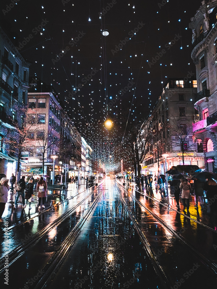 night public traffic in the city 
