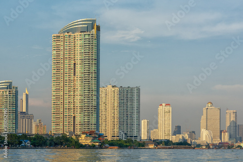 Die Skyline von Bangkok auf einem Bott auf dem Chao Phraya
