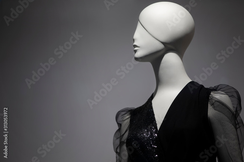 Fotografía Female mannequin on a gray background.