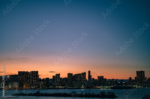 都市の夜景と夕景 © Ryoma