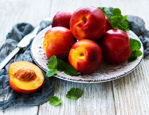 Tableau sur toile Plate with fresh nectarines