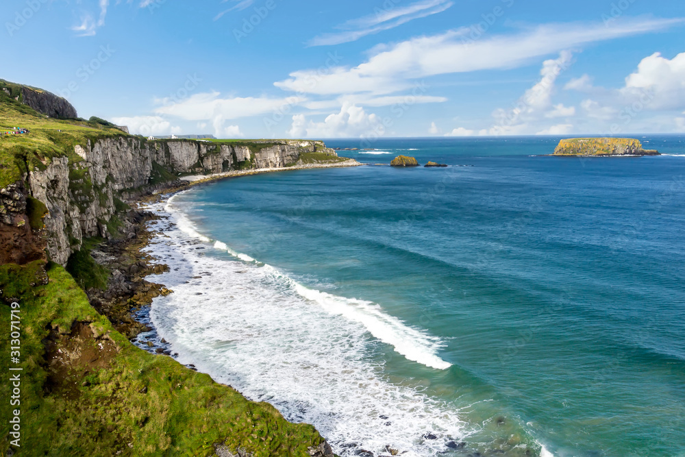 Naklejka premium Północnoirlandzkie wybrzeże w Carrick-a-rede w Ballycastle. Jedna z najbardziej znanych atrakcji turystycznych w północnej Irlandii.