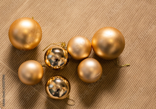 Bolas de navidad doradas sobre el suelo