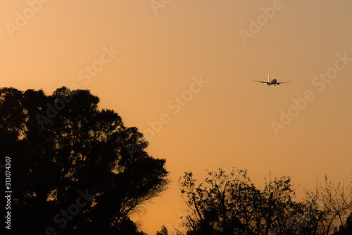 Avión en el atardecer
