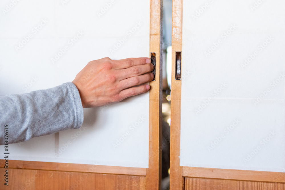 ふすまを開ける手 Stock 写真 Adobe Stock