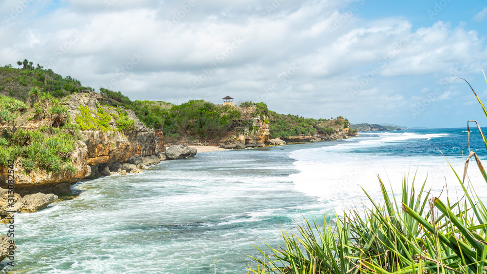 Fototapeta premium Piękny widok na kamienistą plażę Kukup Beach, Gunung Kidul, Yogyakarta, Indonezja