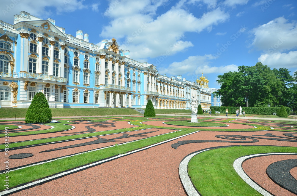 Obraz premium russian landmark Catherine Palace and outdoor park and garden , Rococo palace located in the town of Tsarskoye in St petersburg ,Pushkin Russia