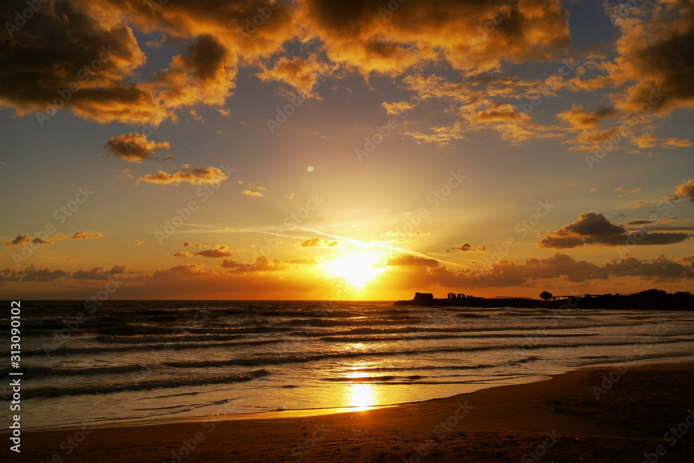 Goldener Sonnenuntergang über dem Mittelmeer am Strand von Sizilien