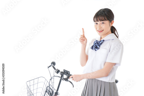 自転車通学をする若い女子学生 photo