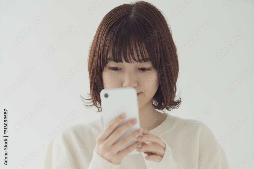 スマートフォンを使う女性 スマートフォンを使う女性