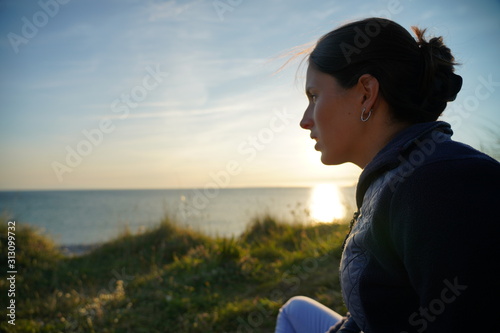 Fille à la plage, vue mer et soleil