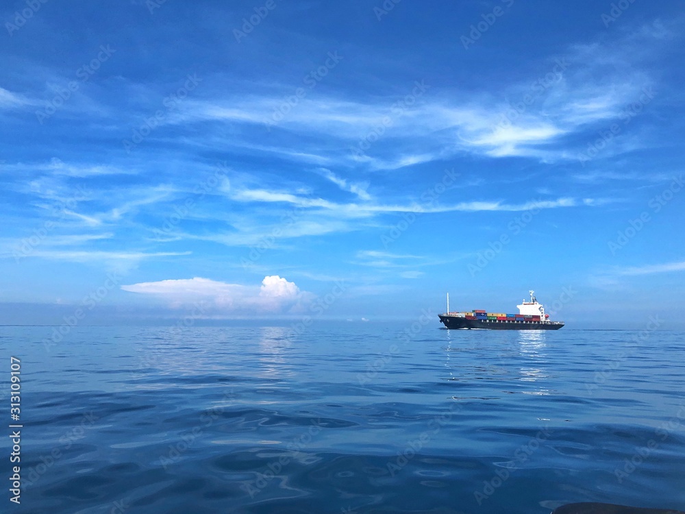 Obraz premium ship in the sea