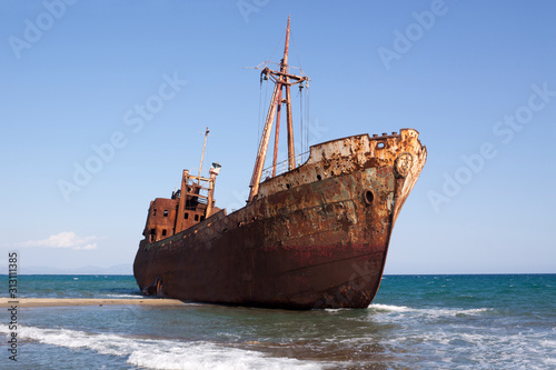 Wreck in Gythio - Greece © visualcortex