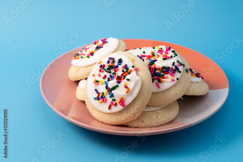 Fotografie Sprinkle cookies with vanilla icing