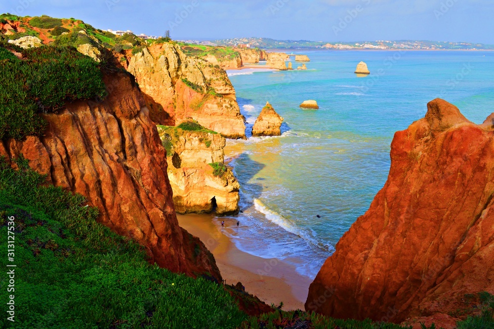 paesaggio naturale della bellissima spiaggia Praia do Camilo, una baia sabbiosa incastonata tra frastagliate falesie, in località Lagos nella regione Algarve, Portogallo
