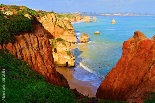 paesaggio naturale della bellissima spiaggia Praia do Camilo, una baia sabbiosa incastonata tra frastagliate falesie, in località Lagos nella regione Algarve, Portogallo