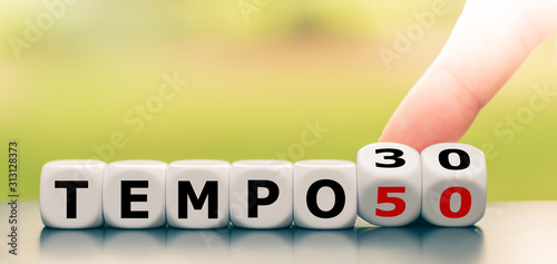 Obraz na plátně Hand dreht einen Würfel und ändert den Ausdruck Tempo 50 in Tempo 30
