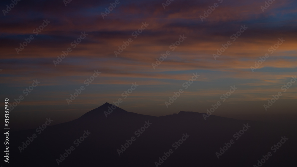 Silueta del volcán del Teide al amanecer Silueta del volcán del Teide al amanecer