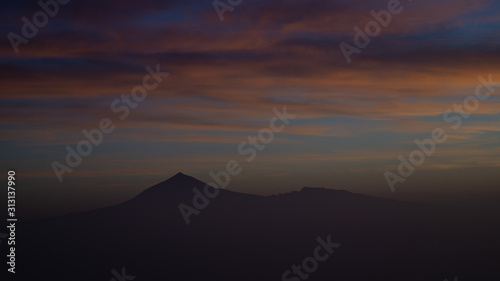 Silueta del volc  n del Teide al amanecer