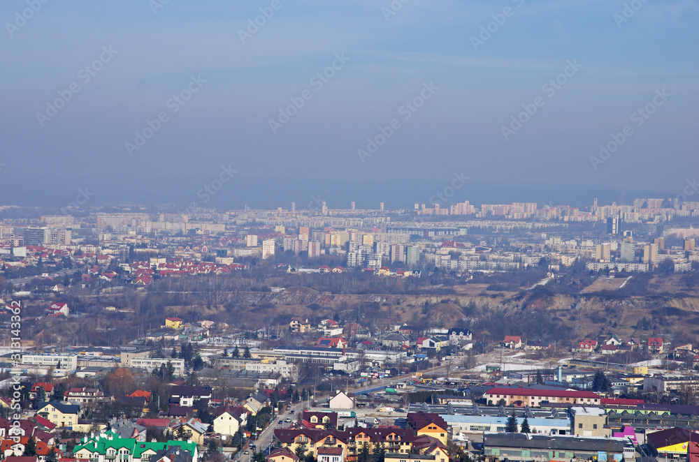 Widok na miasto Kielce zanieczyszczone smogiem