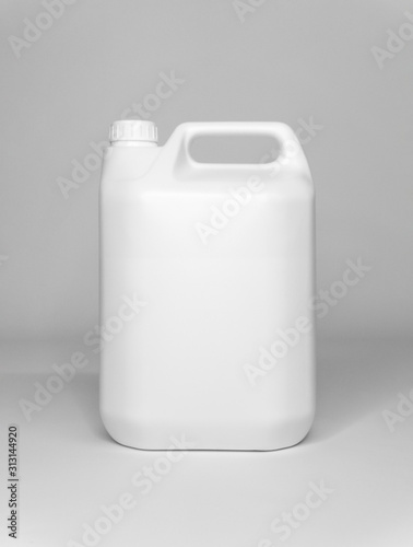 Fotografi 5 ltr / Litre White Plastic Container Containing Fluid Close Up