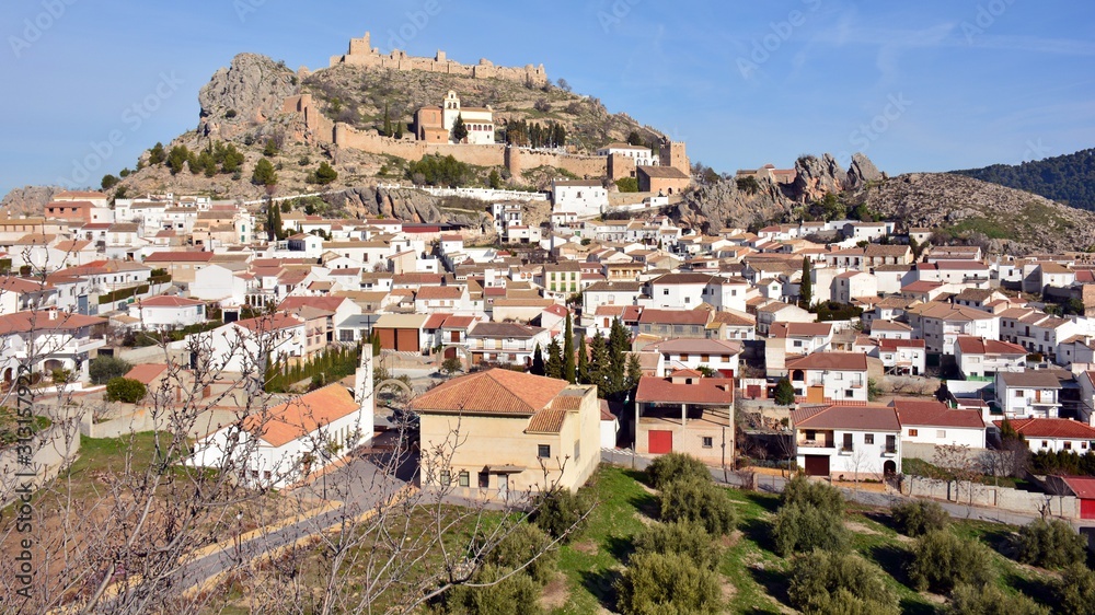Vista del pueblo de Moclin y el castillo, en la provincia de Granada
