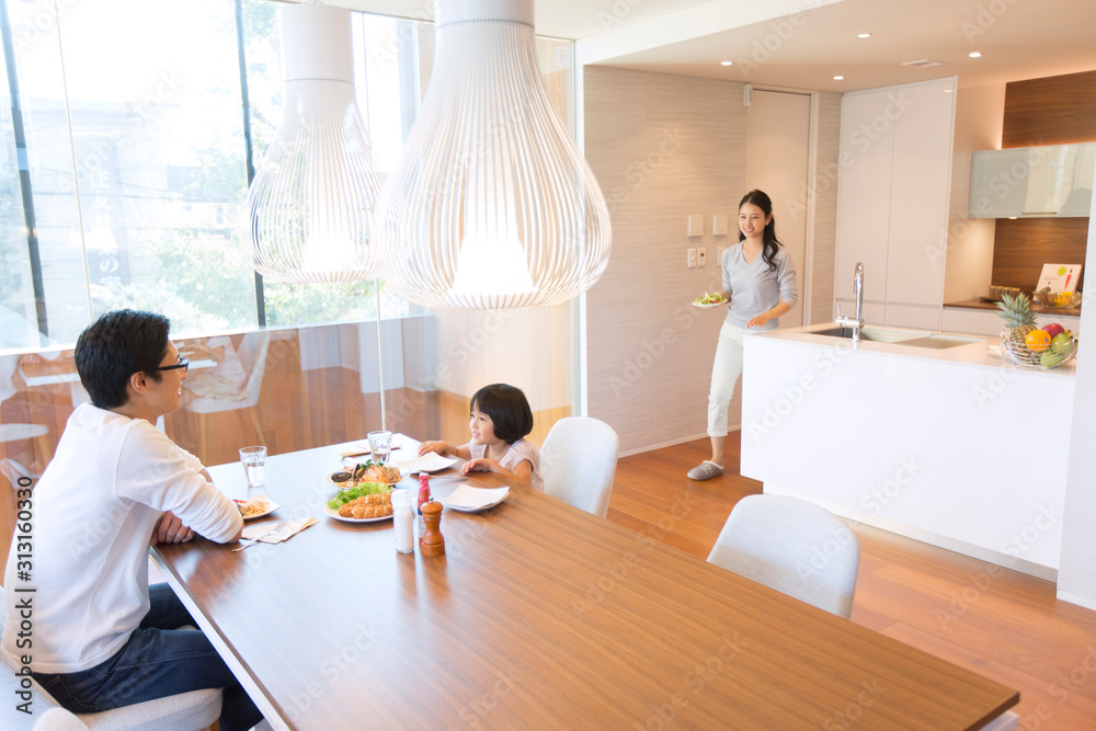 家族に食事を用意する母親 家族に食事を用意する母親