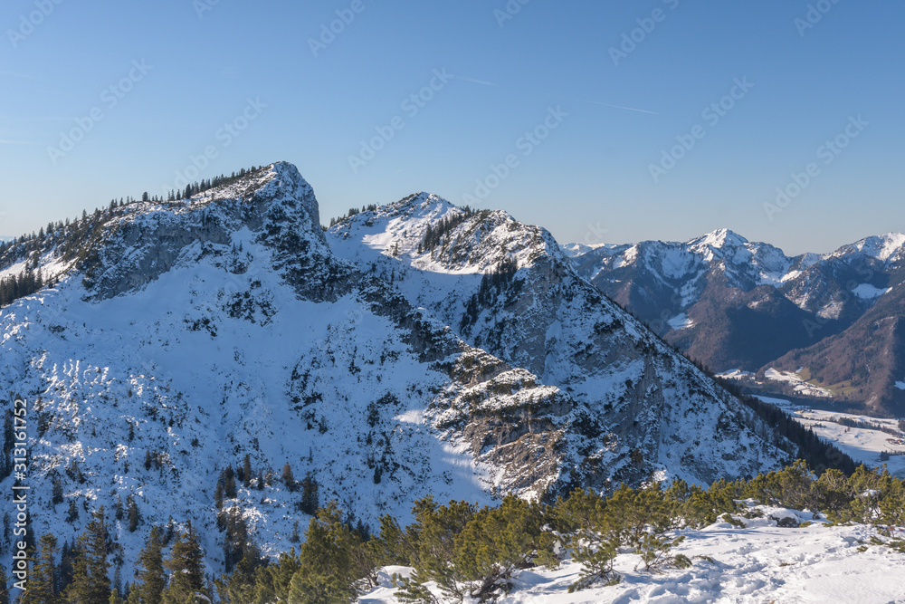 Bergpanorama bei Sonenschein Gesehen vom Streicher im Chiemgau