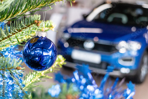 Blaue Weihnachtskugel im Autohaus, Auto Werkstatt