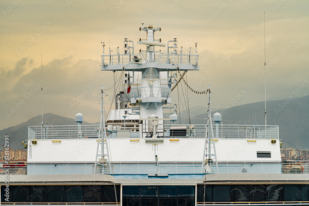 Navigation radar and equipment of cruise ship