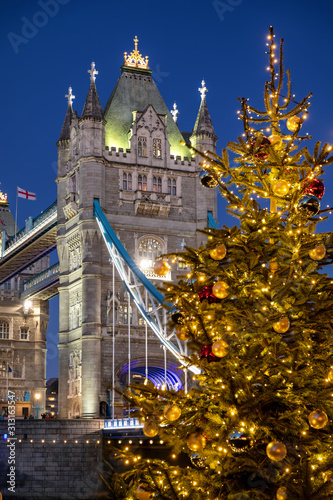 Photography Die Tower Bridge in London bei Nacht zu Weihnachten mit einem bunt beleuchtetem