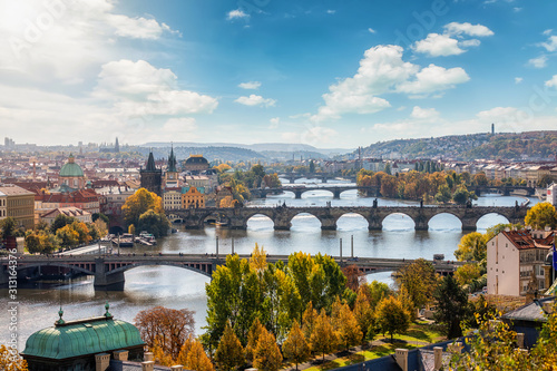 Panorama der Stadtlandschaft von Prag mit den zahlreichen Brücken über die Moldau and einem sonnigen Herbstag, Tschechiche Republik