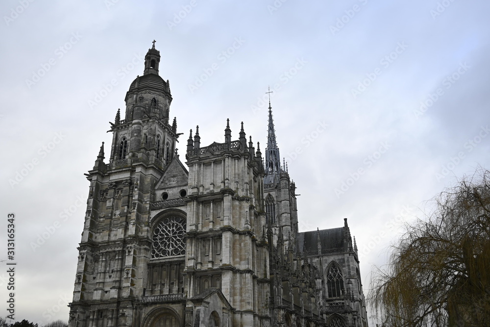 Vue de face de la cathédrale d'Évreux.