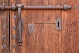 Puerta de madera antigua con un cerrojo medieval