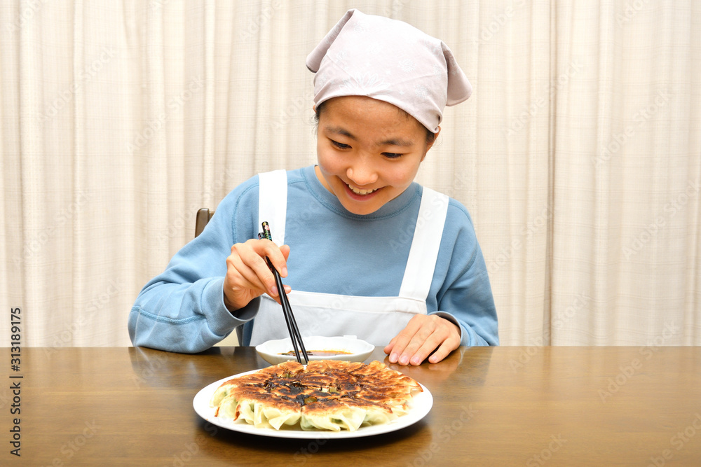 餃子を食べる女の子 餃子を食べる女の子