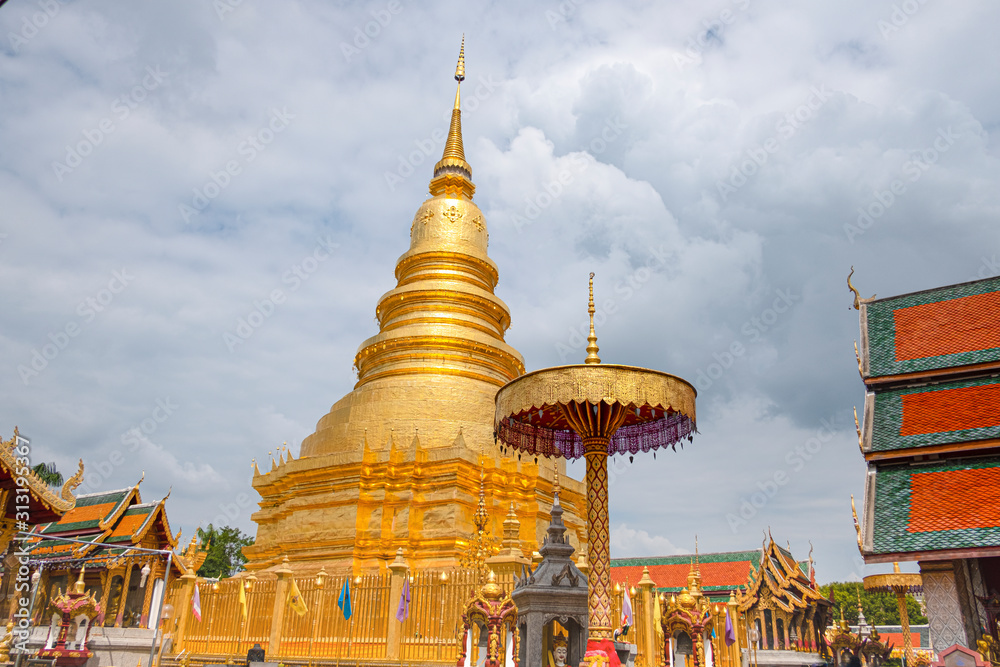 Fototapeta premium Golden pagoda at Wat Phra