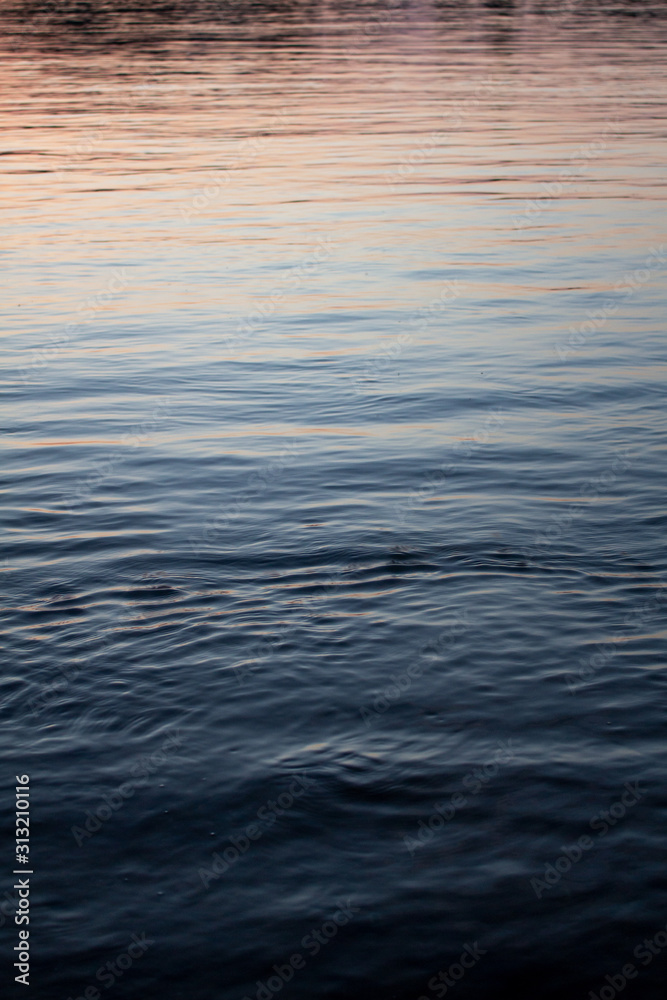 Naklejka premium Beautiful color gradient of sunset on water